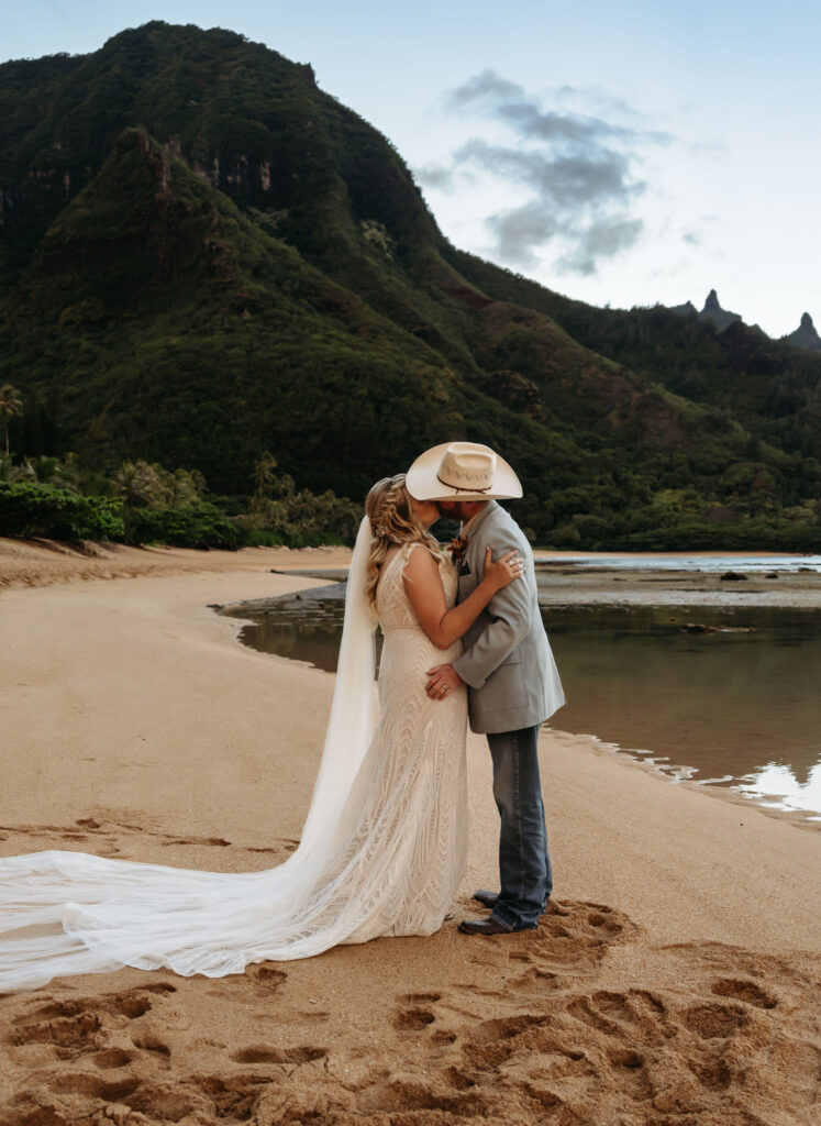 couple kissing in kauai