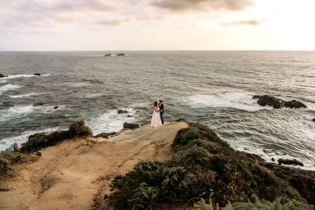 couple on a cliff in the stunning big sur