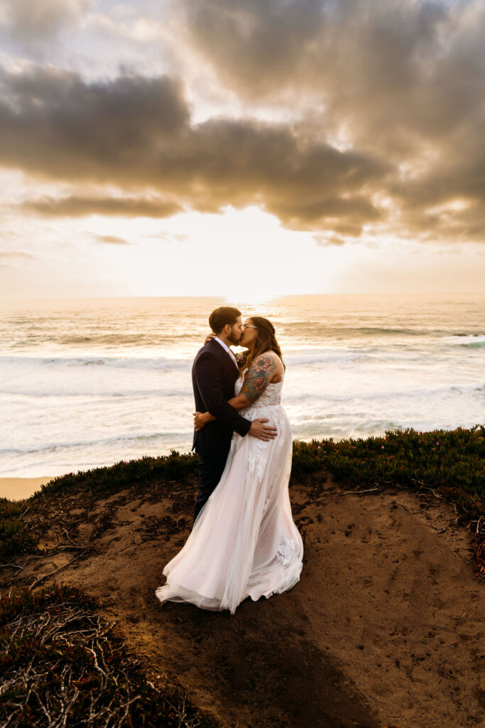 couple kissing at the stunning big sur coastline
